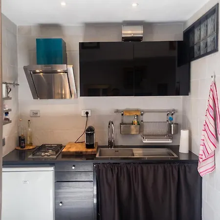 Charming With Balcony In - 45 M² With Parking Appartamento